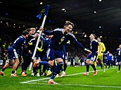 Scott McTominay oslavuje postup na mistrovství svta i s rohovým praporkem.