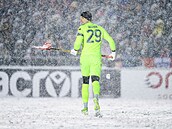 Gólman Nathan Ingham z Ottawy vypomáhá s odklízením snhu ve finále Kanadské...