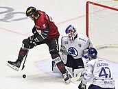 Spar�an Hrabík zakon�uje proti branká�i R��i�kovi.