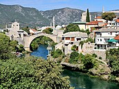 Nejnavtvovanjí most Bosny a Hercegoviny se klene v hercegovském Mostaru. A...