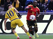 Belgický kídelník Jeremy Doku (vpravo) se snaí obejít Maksima Samorodova z...