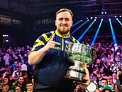 Luke Littler se raduje z vít�zství na �ipka�ském Grand Slamu, po kterém se stal...