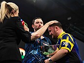 Gratulace od Lukea Humphriese, kterého tentokrát Luke Littler porazil.