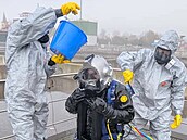 Hasii se speciálním HAZMAT vybavením a unikátní pilbou pi výcviku na...