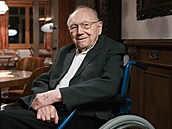 Jan Vítek.  V záí oslavil stovku, pitom neztrácí inorodost ani humor....