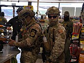 Agenti americké pohraniní stráe procházejí erpací stanicí pi pátrání po...