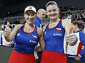 Lucie Havlíková (vpravo) a Dominika alková slaví výhru ve tyhe v utkání...