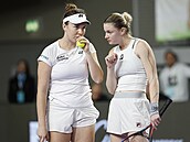 Linda Nosková (vlevo) a Lucie Havlíková se domlouvají pi tyhe v utkání...