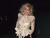 Hereka Sally Kirklandová.