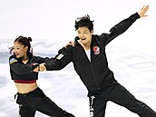 Sourozenci Shibutaniovi v rytmickém tanci na japonské Grand Prix.