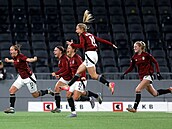 Michaela Khýrová (11) slaví sparanský gól v utkání s Bernem.
