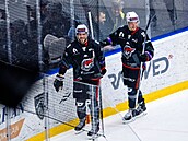 Cole Coskey z Pirát vyplazuje jazyk poté, co dovril hattrick.