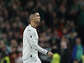 Cristiano Ronaldo se na ervenou kartu, kterou vidl v zápase s Irskem, píli...