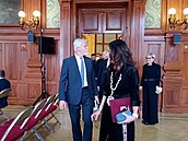 Pavel pijel do Karlovarského kraje, prohlédl si lázn i sklárnu Moser. (10....