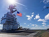 Americká letadlová lo� Gerald R. Ford v �ele úderné skupiny amerického...