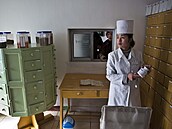 Severokorejská lékárnice podává zákazníkm pípravek z tradiní medicíny...