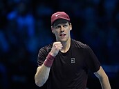 Jannik Sinner slaví triumf nad Benem Sheltonem.