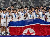 Fotbalistky KLDR slaví zlaté medaile na svtovém ampionátu do 17 let.