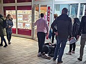 Kladivem rozbil vitrínu zlatnictví. Lupie na útku znekodnila náhodná...