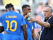 Známý nizozemský kou Dick Advocaat udluje pokyny reprezentantm Curacaa, s...