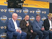 Bill Daly, Gary Bettman, Marty Walsh a Ron Hainsey na tiskové konferenci.