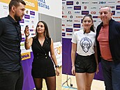 Basketbalové moderátorky pi práci: vlevo ústecká Barbora tpánová, vpravo...