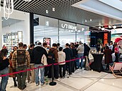 Ped novou prodejnou iWant Apple Premium Partner v nákupním centru Varyáda se...