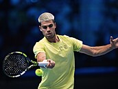 Carlos Alcaraz zahrává míek na Turnaji mistr.