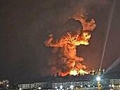 Mrak hustého dýmu osvtleného poárem po urkajinském útiku na ruský...