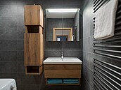 Závsné eení skínk prostor opticky zvtuje a také usnaduje úklid.