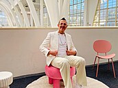 Karim Rashid  (*1960) se v kondici udruje pedevím pohybem, denn cvií,...