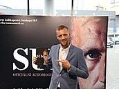 Tomá Souek na ktu své autobiografie s názvem Suk.