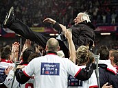 Hrái oslavn zvedají Karla Brücknera poté, co esko postoupilo na mistrovství...