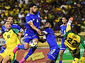 Roshon Van Eijma z Curacaa nejvýe v zápase s Jamajkou, bojují s ním Gregory...