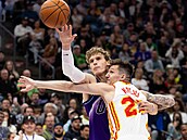 Lauri Markkanen (vlevo) z Utah Jazz se v zápase s  Atlanta Hawks natahuje po...