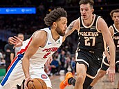 Cade Cunningham (2) z Detroit Pistons najídí ke koi Atlanta Hawks, brání ho...