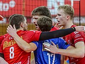 eskobudjovití volejbalisté se povzbuzují.