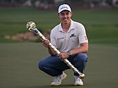 Matt Fitzpatrick s trofejí pro vítze turnaje World Tour Golf Championship v...