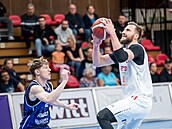 Martin Kí z Nymburka míí s míem ke slávistickému koi, sleduje ho Matyá...