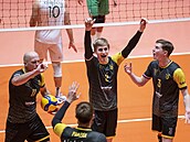 Brnntí volejbalisté se radují.