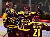 Jihlavtí hokejisté slaví gól.