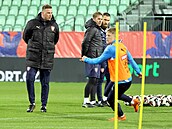 Reprezentaní kou Jaroslav Köstl (vlevo) sleduje trénink národního mustva na...