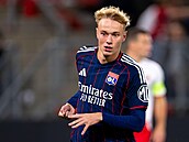 Záloník Adam Karabec v dresu Lyonu.