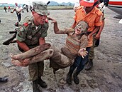 Záchranái pomáhají obtem výbuchu sopky Nevado del Ruíz. (14. listopadu 2025)