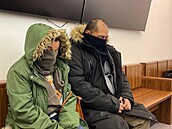 Obalovaná dvojice u Okresního soudu Plze-msto. Své oblieje si kryli...