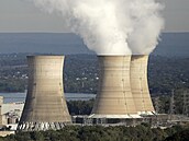 Pára nad chladicími vemi jaderné elektrárny Three Mile Island (19. íjna 2005)