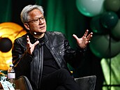 éf a spoluzakladatel spolenosti Nvidia Jensen Huang na univerzit ve védském...