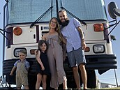 Monica Mathesonová a Joe Bach z Chicaga se rozhodli zmnit ivot. Prodali...