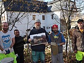 Mui z azylového domu Armády spásy v Krnov dobrovoln pomáhají s opravami...