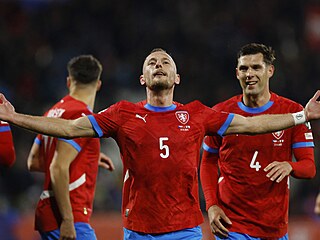 Vladimír Coufal si u�ívá gól proti Gibraltaru.